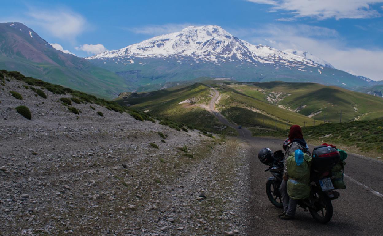 Julia Olmo recorriendo Europa y Asia en motocicleta. 