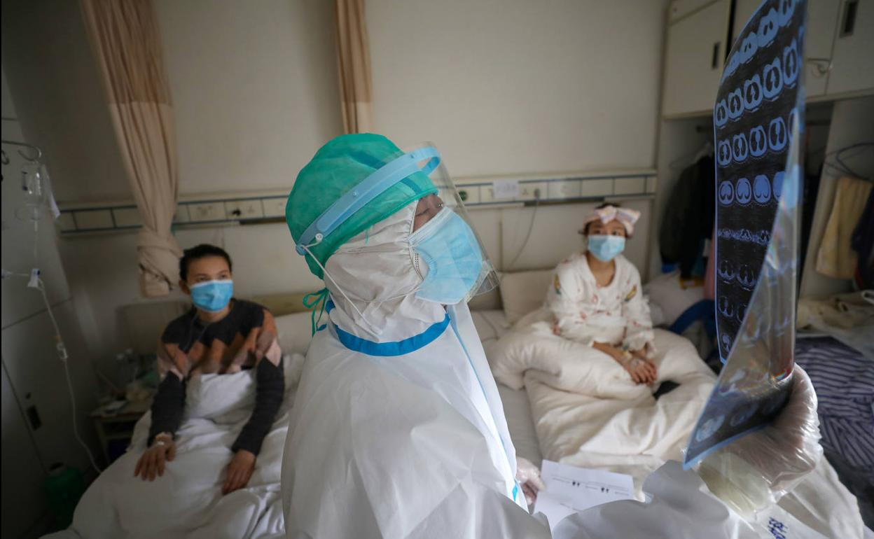 Un médico analiza una radiografía en un hospital de Wuhan.