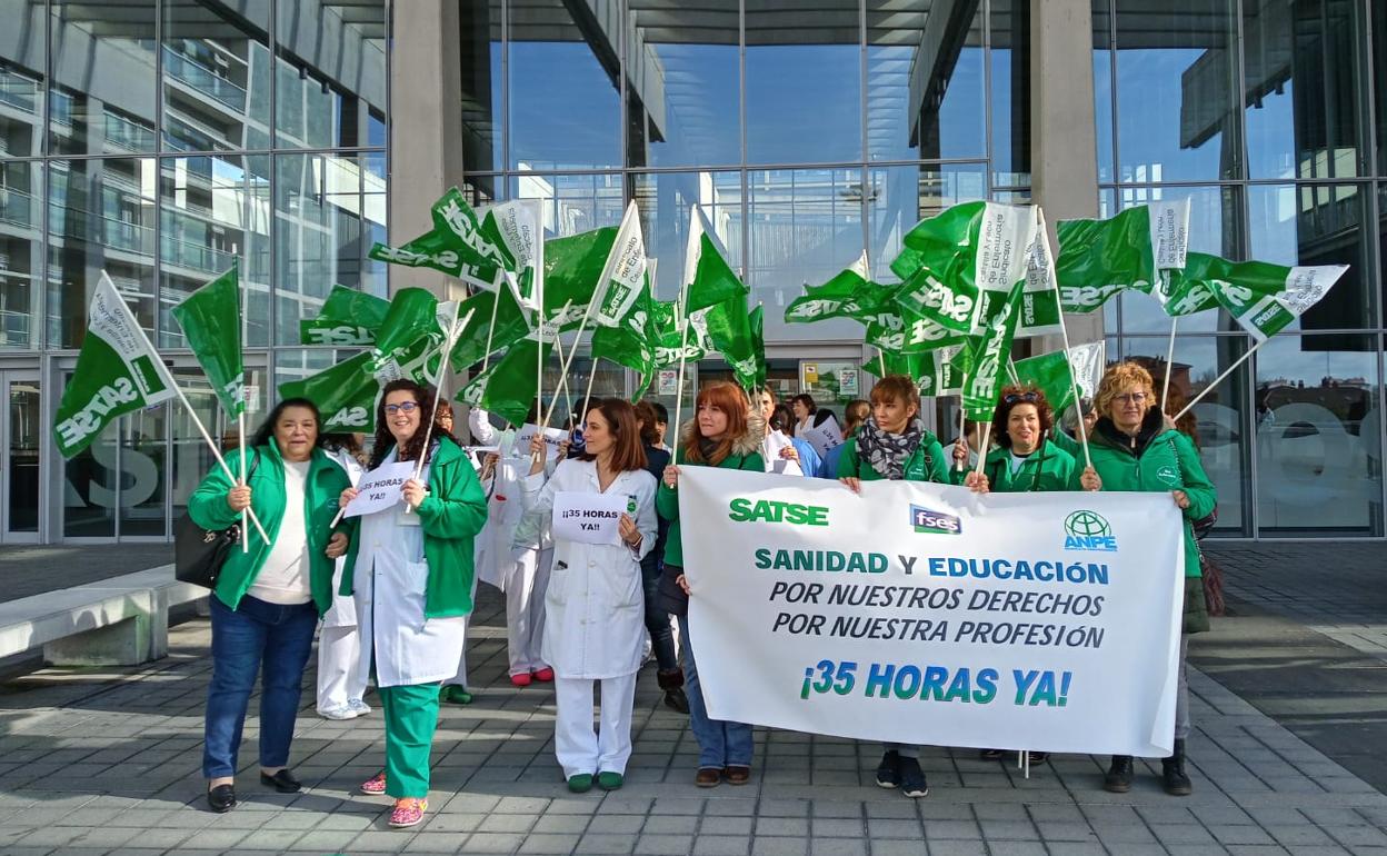 El Sindicato de Enfermería SATSE se ha concentrado esta mañana en el HUBU