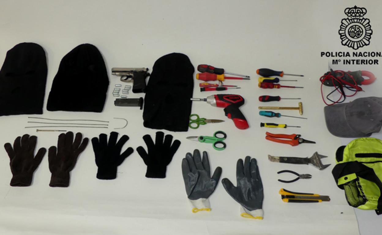Armas y objetos intervenidos a los delincuentes. 