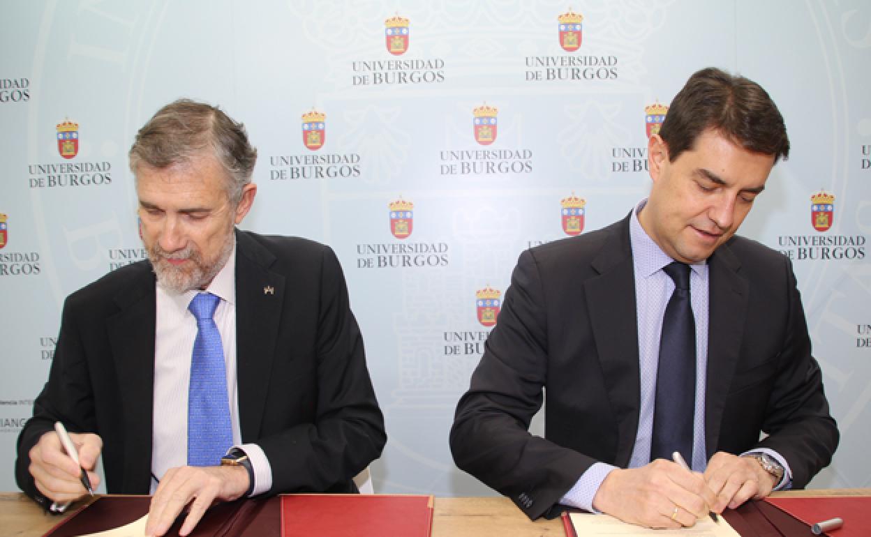 El rector de la UBU, Manuel Pérez (izda.) y el consejero de la Presidencia, Ángel Ibáñez, en la firma del convenio.