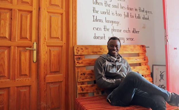 Oumar en el albergue de Hornillos donde trabaja. 