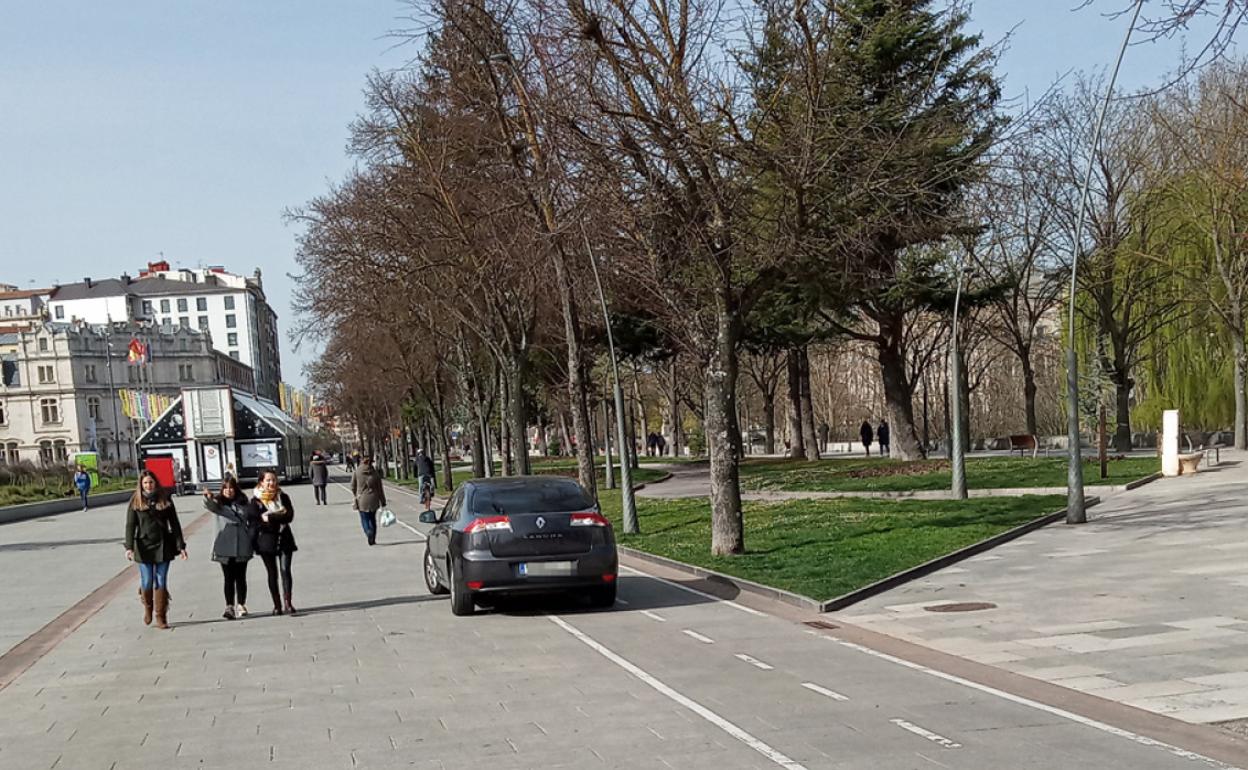 Un vehículo parado en pleno carril bici en el Paseo Sierra de Atapuerca