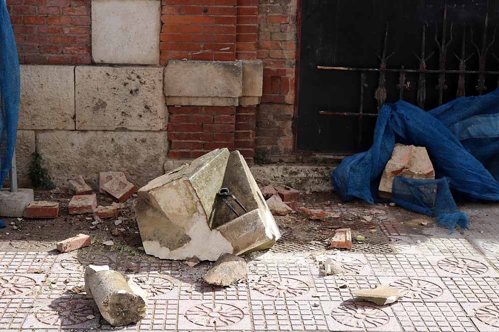 Fotos: Los bomberos han tenido que intervenir en la caída del muro exterior del antiguo colegio Niño Jesús