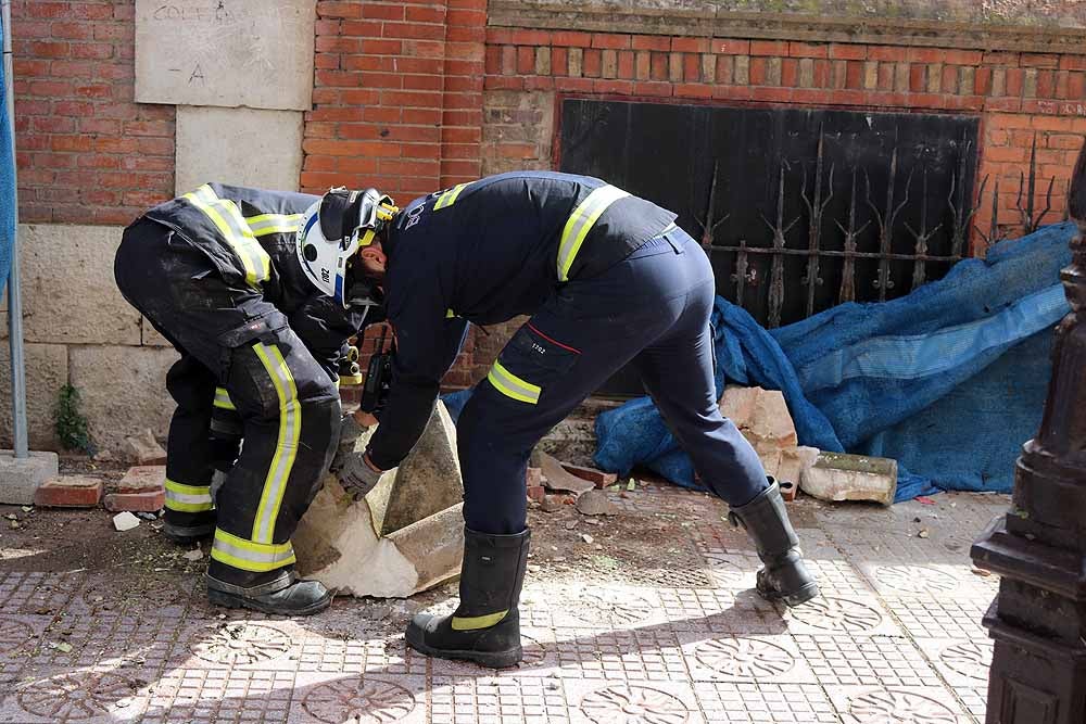 Fotos: Los bomberos han tenido que intervenir en la caída del muro exterior del antiguo colegio Niño Jesús