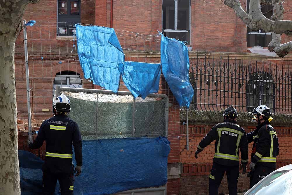 Fotos: Los bomberos han tenido que intervenir en la caída del muro exterior del antiguo colegio Niño Jesús