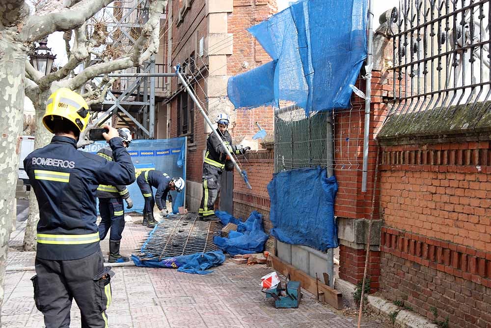 Fotos: Los bomberos han tenido que intervenir en la caída del muro exterior del antiguo colegio Niño Jesús