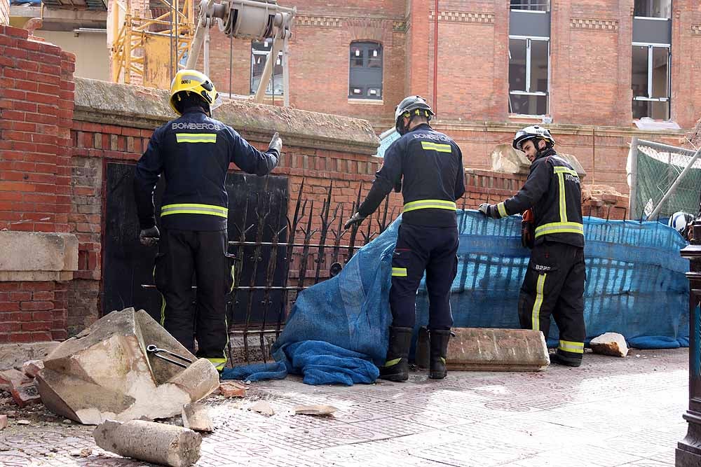 Fotos: Los bomberos han tenido que intervenir en la caída del muro exterior del antiguo colegio Niño Jesús