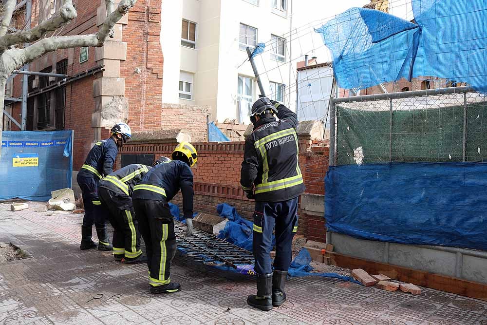 Fotos: Los bomberos han tenido que intervenir en la caída del muro exterior del antiguo colegio Niño Jesús