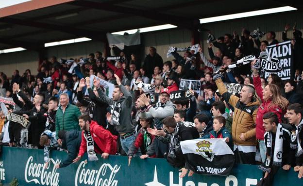 Una gran representación de la afición burgalesa se ha desplazado para animar al equipo.