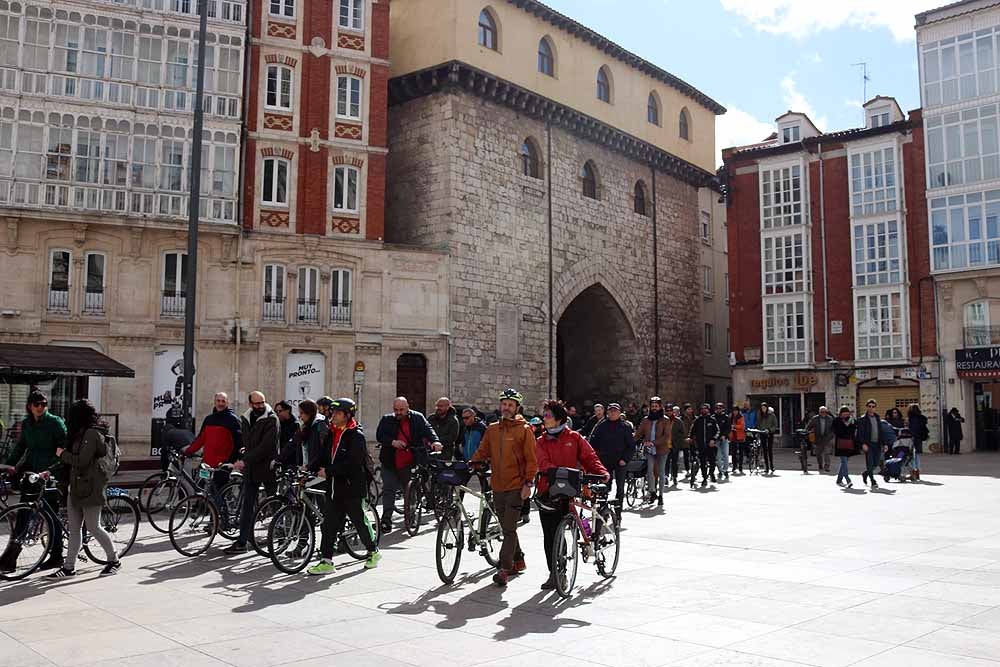 Fotos: Los ciclistas vuelve a llenar las calles de Burgos contra la Ordenanza de Movilidad