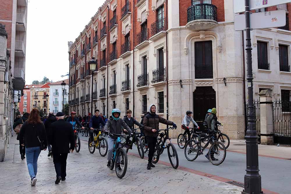 Fotos: Los ciclistas vuelve a llenar las calles de Burgos contra la Ordenanza de Movilidad