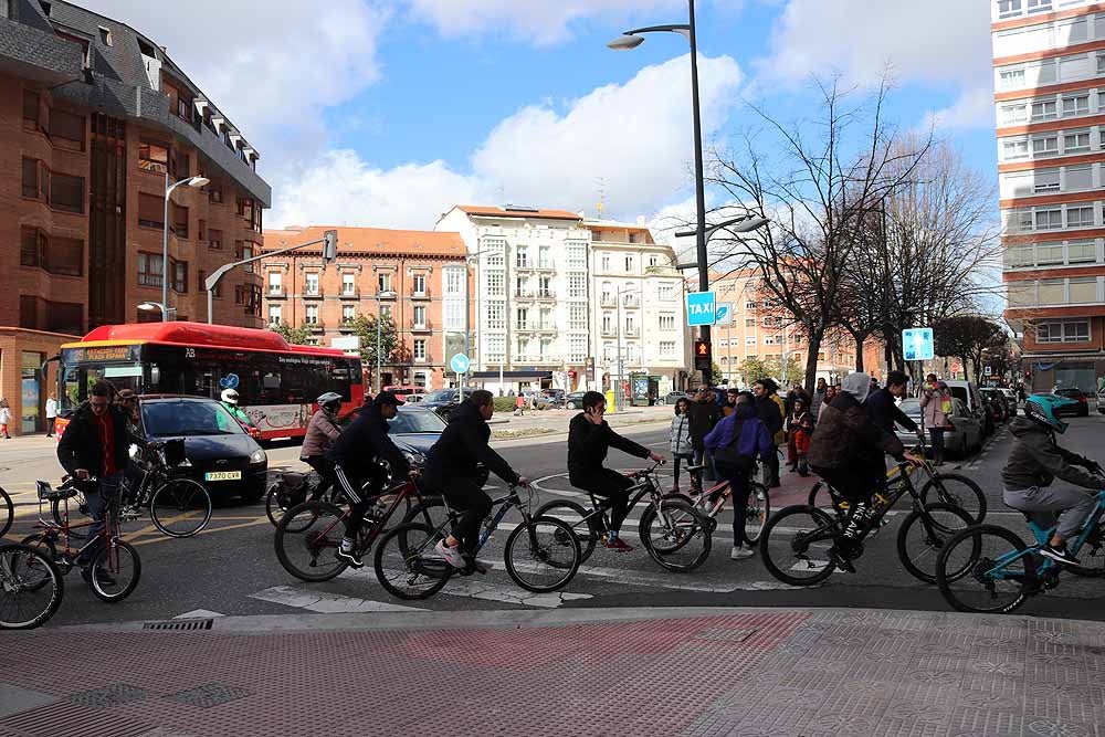 Fotos: Los ciclistas vuelve a llenar las calles de Burgos contra la Ordenanza de Movilidad