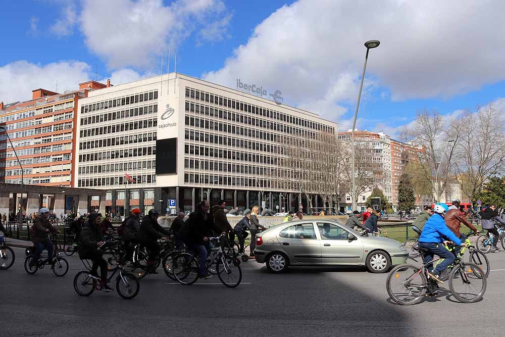 Fotos: Los ciclistas vuelve a llenar las calles de Burgos contra la Ordenanza de Movilidad