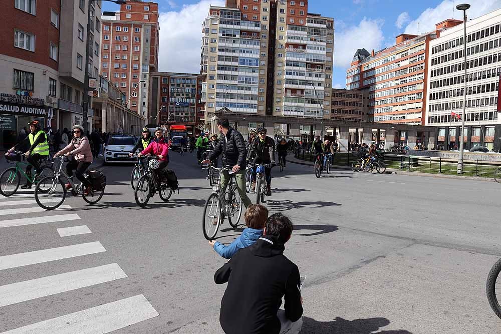 Fotos: Los ciclistas vuelve a llenar las calles de Burgos contra la Ordenanza de Movilidad