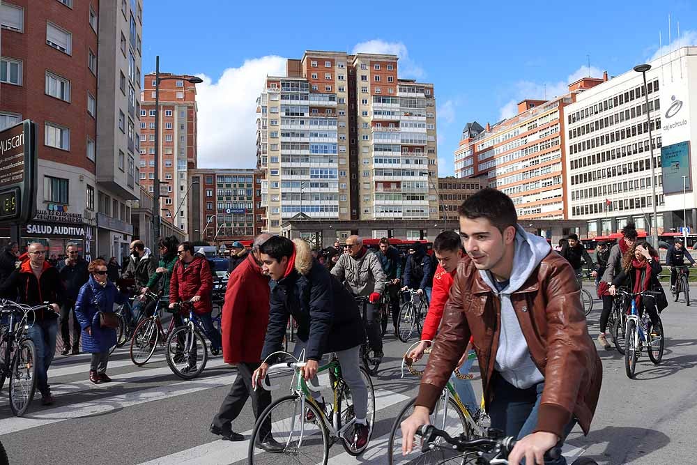 Fotos: Los ciclistas vuelve a llenar las calles de Burgos contra la Ordenanza de Movilidad