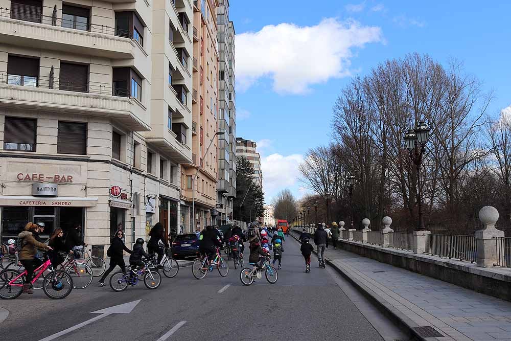 Fotos: Los ciclistas vuelve a llenar las calles de Burgos contra la Ordenanza de Movilidad