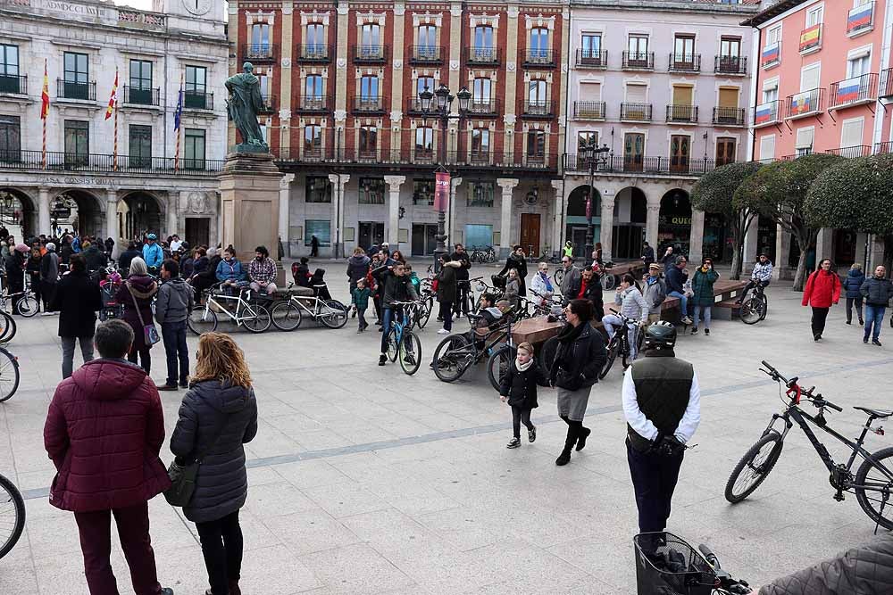 Fotos: Los ciclistas vuelve a llenar las calles de Burgos contra la Ordenanza de Movilidad