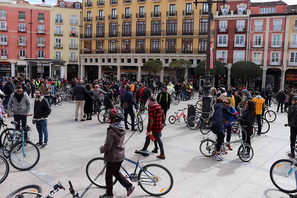 Fotos: Los ciclistas vuelve a llenar las calles de Burgos contra la Ordenanza de Movilidad