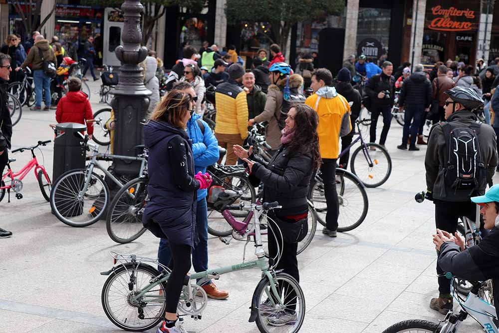 Fotos: Los ciclistas vuelve a llenar las calles de Burgos contra la Ordenanza de Movilidad