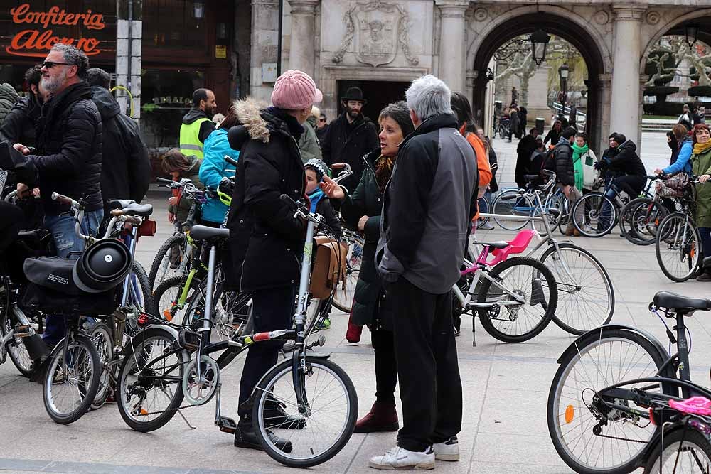 Fotos: Los ciclistas vuelve a llenar las calles de Burgos contra la Ordenanza de Movilidad