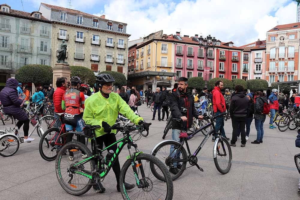 Fotos: Los ciclistas vuelve a llenar las calles de Burgos contra la Ordenanza de Movilidad