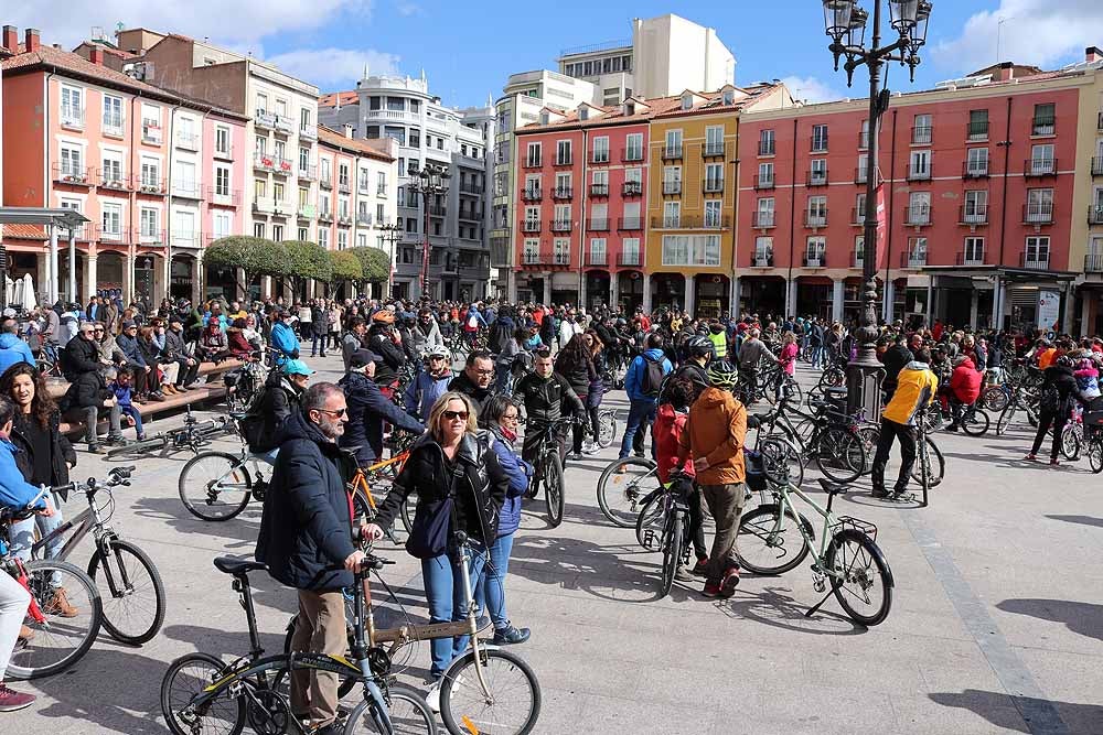 Fotos: Los ciclistas vuelve a llenar las calles de Burgos contra la Ordenanza de Movilidad