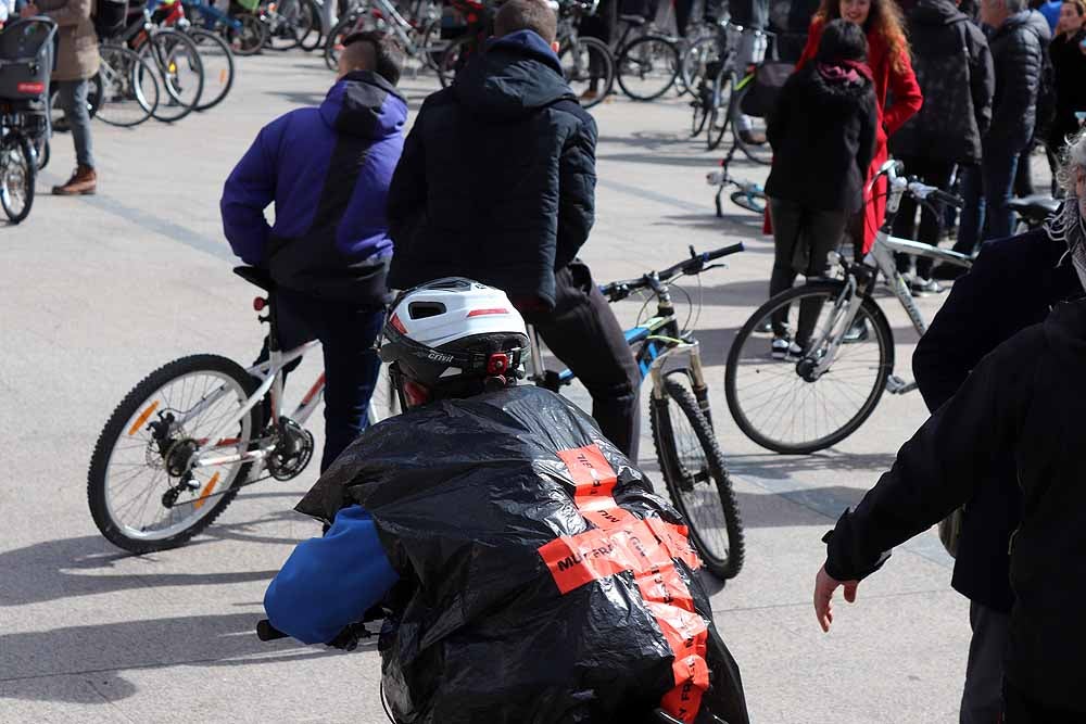 Fotos: Los ciclistas vuelve a llenar las calles de Burgos contra la Ordenanza de Movilidad