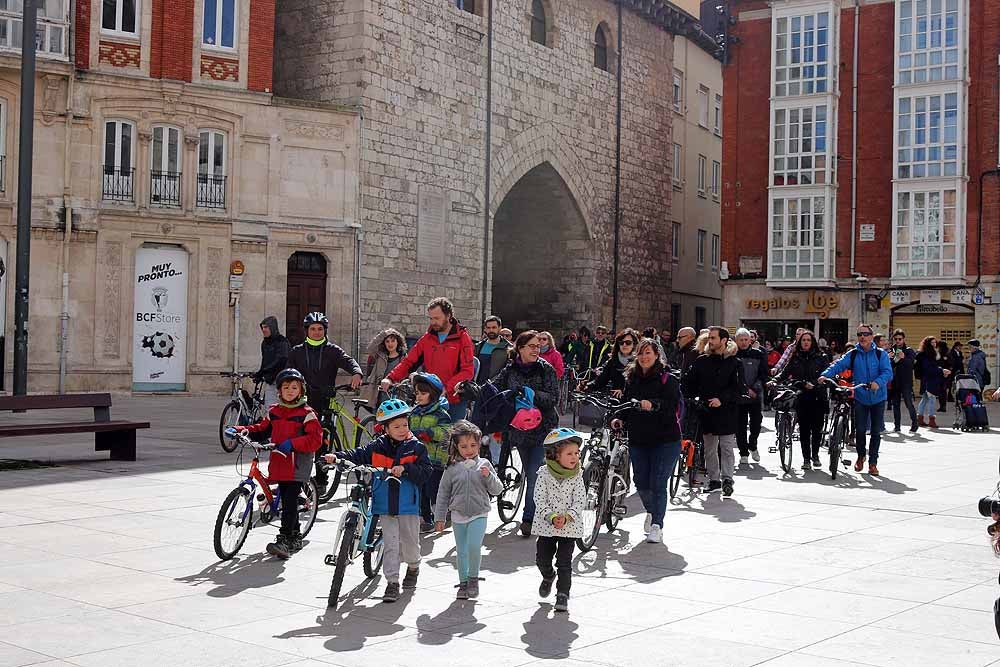 Fotos: Los ciclistas vuelve a llenar las calles de Burgos contra la Ordenanza de Movilidad