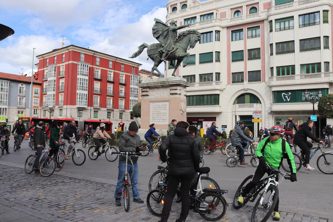 Fotos: Los ciclistas vuelve a llenar las calles de Burgos contra la Ordenanza de Movilidad