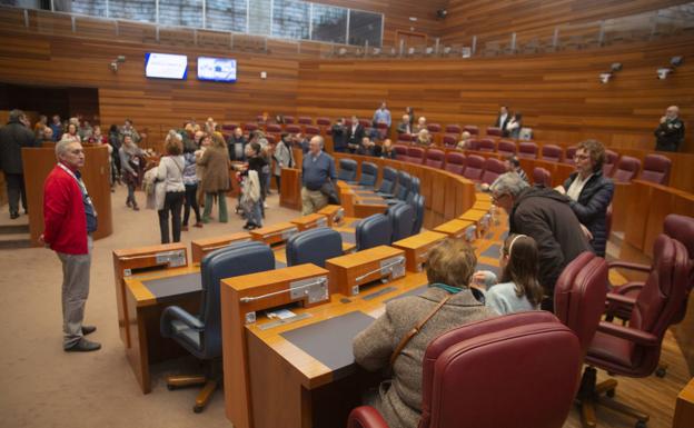 Asistentes a la jornada de puertas abiertas de las Cortes. 