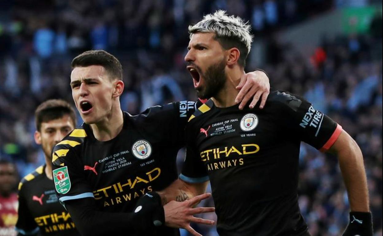 Sergio Agüero celebra su gol al Aston Villa en la final de la Copa de la Liga.