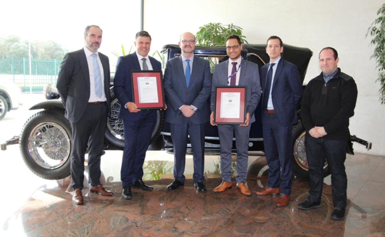 Jose Luis Moreno, responsable de grandes cuentas de AENOR; José Manuel Garcelán, Director de Compliance de Grupo Antolin; Manuel Romero, Director de Investigación y Vigilancia de Mercado de AENOR; Carlos Moreno, Director de Sistemas Integrados de Grupo Antolin; Gerson Pérez, técnico de Compliance de Grupo Antolin, y Jesús Robles, de Sistemas de Calidad de Grupo Antolin. 