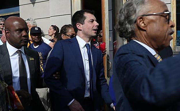 Pete Buttigieg (centro), este domingo tras participar en un acto en Alabama.