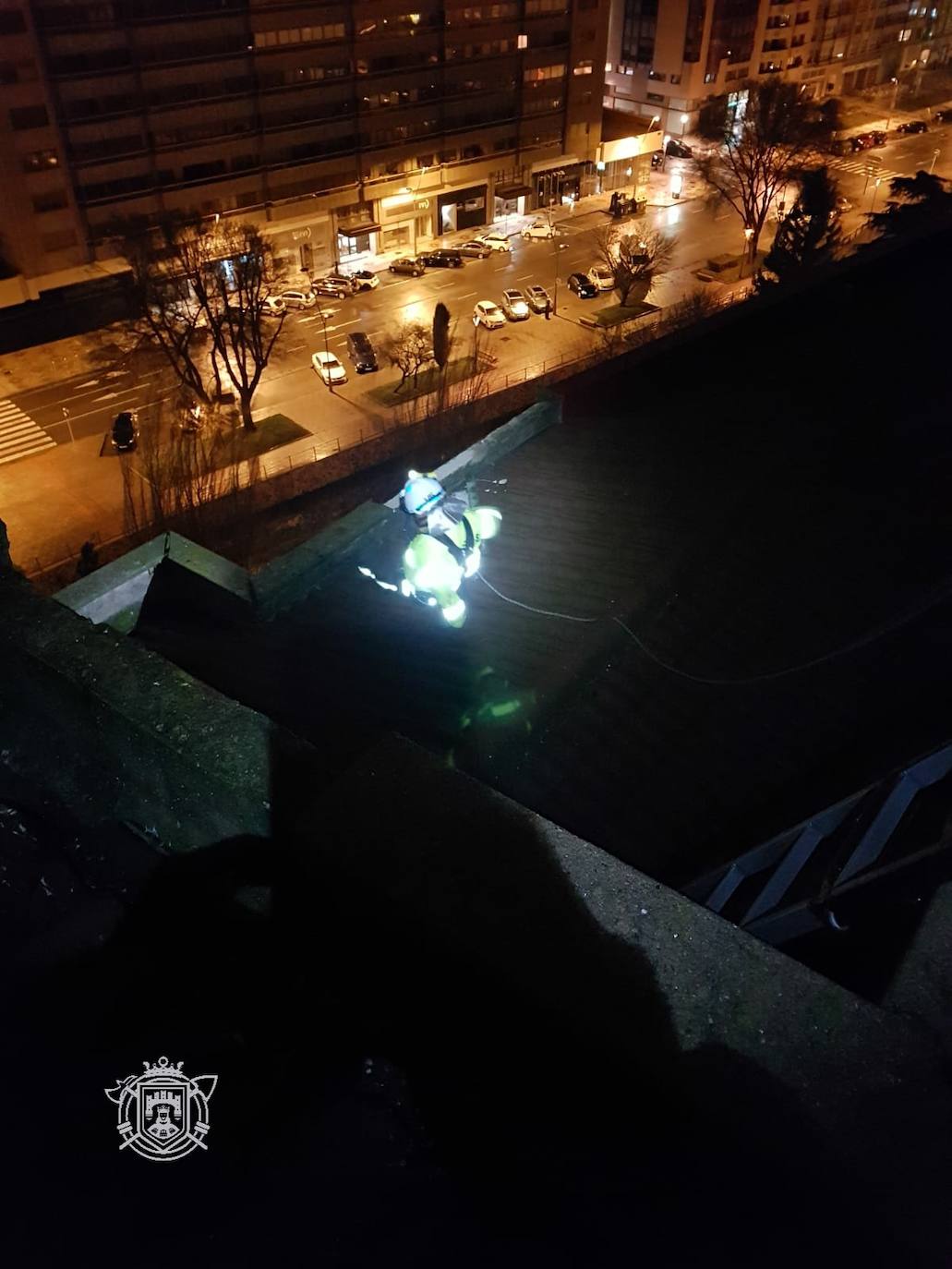 El viento ha desprendido parte del tejado de la iglesia de Santo Domingo de Guzmán y el de una nave en la zona de Hipercor, que ha seccionado un cable eléctrico que ha dejado sin luz a la zona sur y al barrio San Pedro y San Felices.