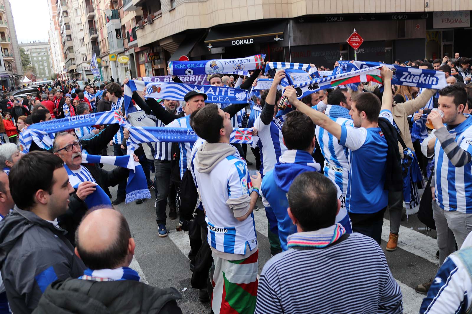 Fotos: La marea txuri urdin llega a Miranda