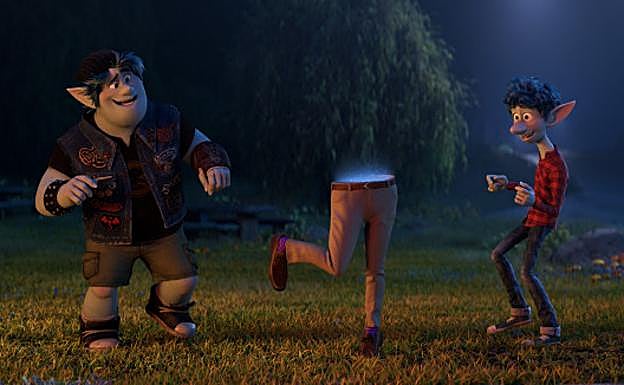 Los dos hermanos, junto a las piernas de su padre.