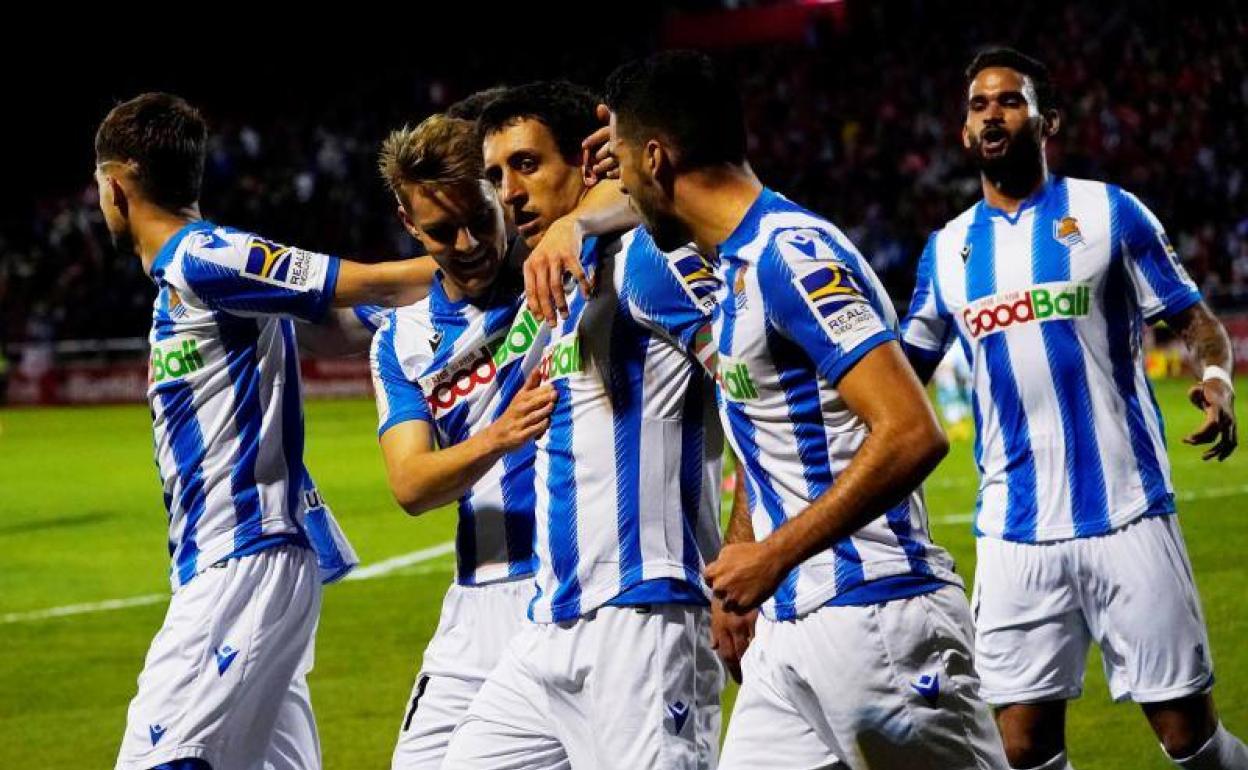 Los jugadores de la Real Sociedad felicitan a Oyarzabal tras su gol.