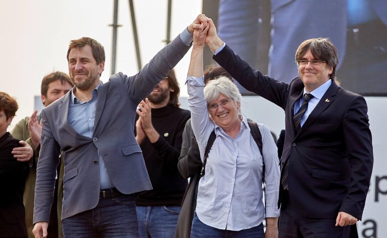 Toni Comín, Clara Ponsatí y Carles Puigdemont, durante el mitin celebrado en Perpiñán (Francia).