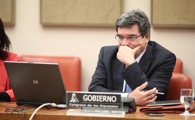 José Luis Escrivá, ministro de Inclusión, Seguridad Social y Migraciones, hoy en el Congreso. 