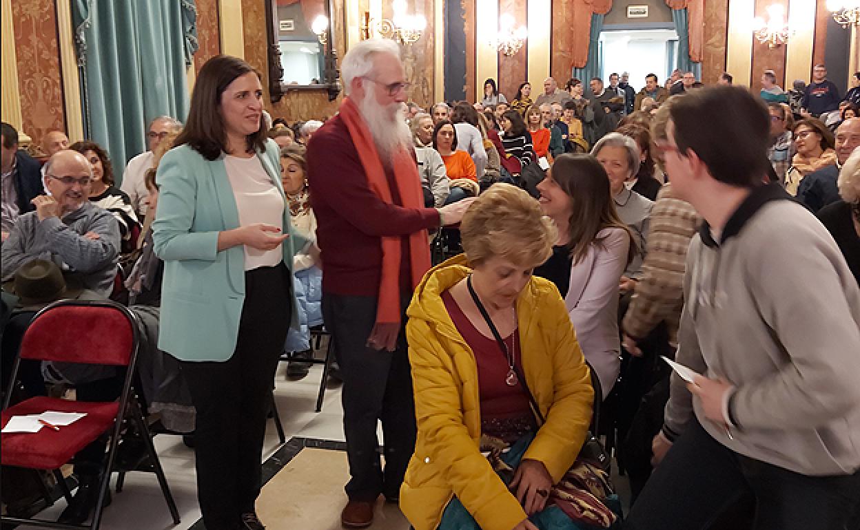 Agustín Zamarrón y Esther Peña, a su llegada al salón rojo del Teatro Principal. 