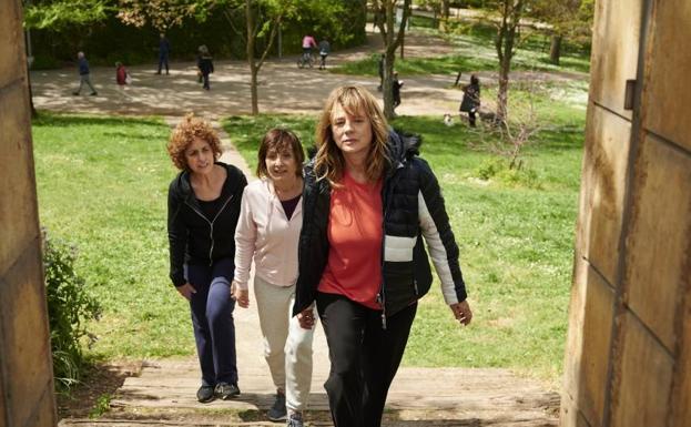 Imagen principal - Arriba, Adriana Ozores, Nathalie Poza y Emma Suárez, en un fotograma de la película. Debajo, una fotografía durante el rodaje de las protagonistas, junto a la directora, y Blanca Portillo, en un fotograma de la película.