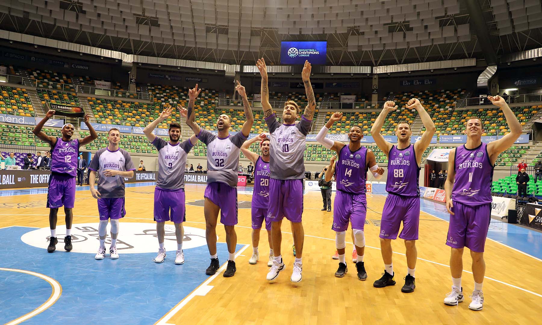 Fotos: El San Pablo se mete en cuartos de la Champions