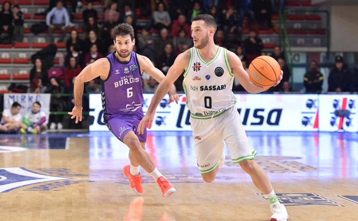 Bruno Fitipaldo corre tras el jugador del Dinamo Sassari en el primer partido de la eliminatoria.