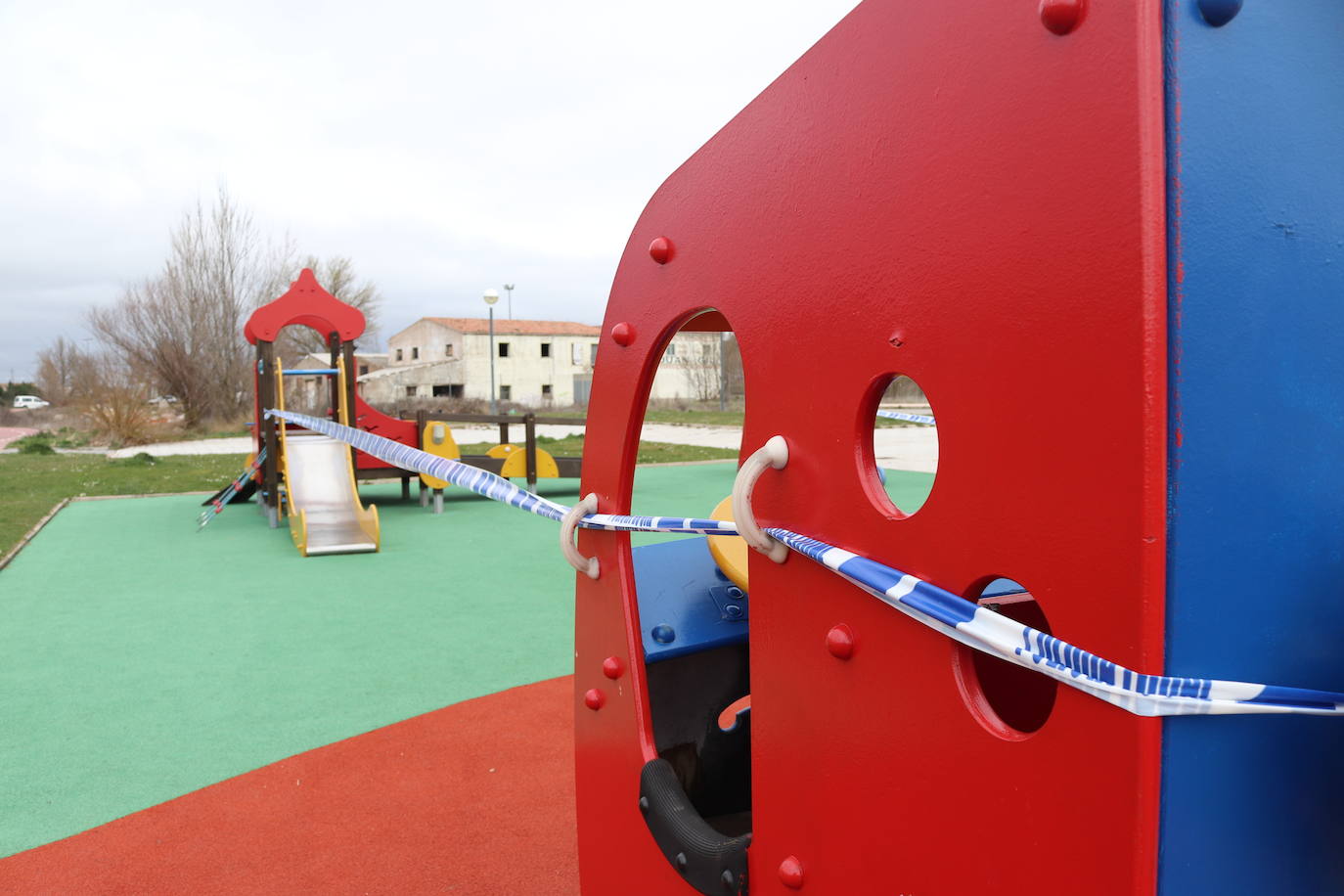 El Ayuntamiento ha precintado los parques infantiles por el avance del coronavirus.