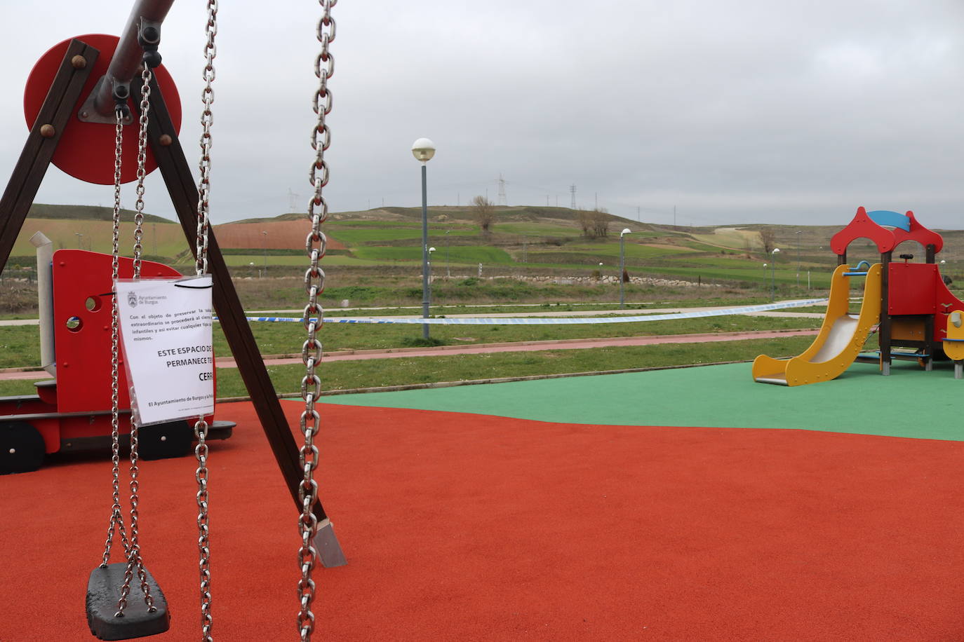 El Ayuntamiento ha precintado los parques infantiles por el avance del coronavirus.