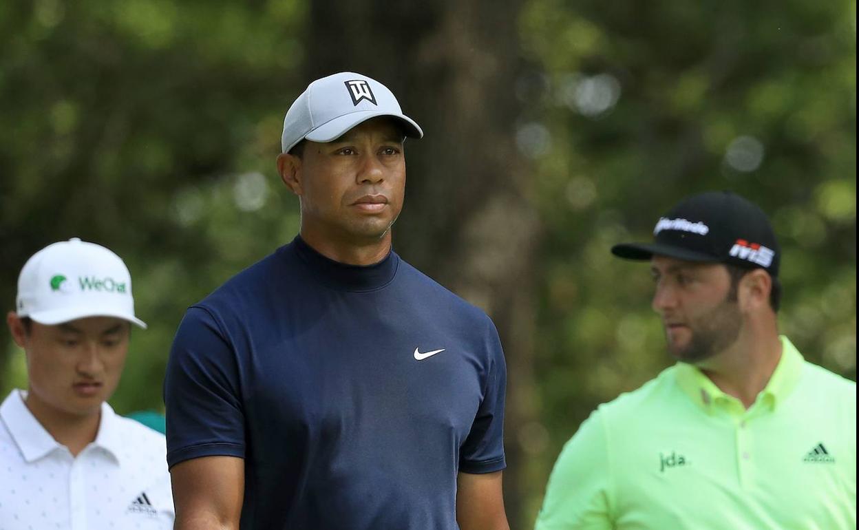 Tiger Woods y John Rahm, durante la última edición del Masters de Augusta. 