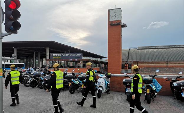 Soldados de la UME llegan a la estación madrileña de Atocha. 