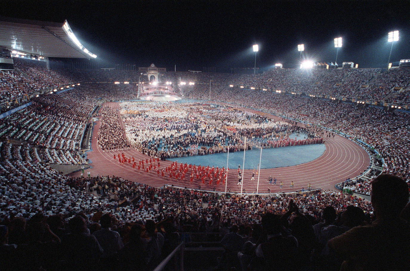 Vista del estadio olímpico de Montjuïc durante el desfile inaugural de Barcelona 92. 