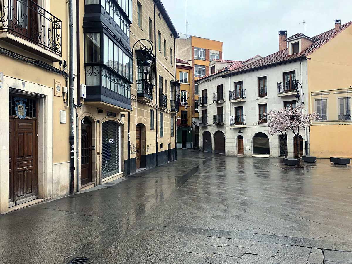 Las calles de la capital ribereña permanecen vacías durate el estado de alarma.